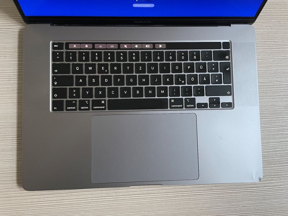 Apple MacBook Pro 16" (2019) Touch Bar Core i7 2,6 GHz Space Grau in Potsdam