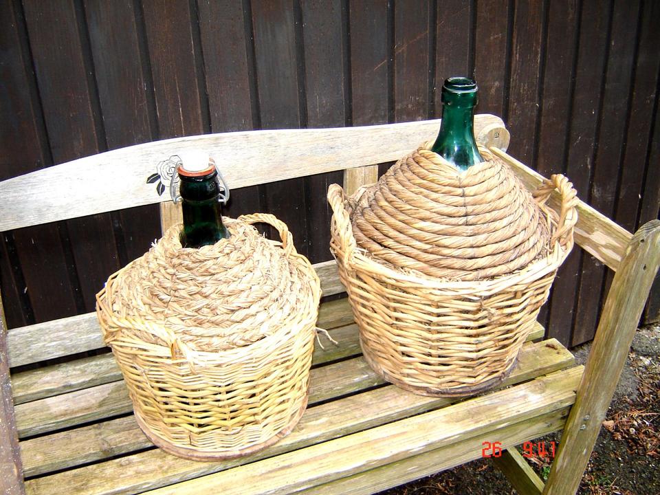 2 sehr alte Korbflaschen Glas mit Schilf umwickelt 44cm hoch in Seefeld