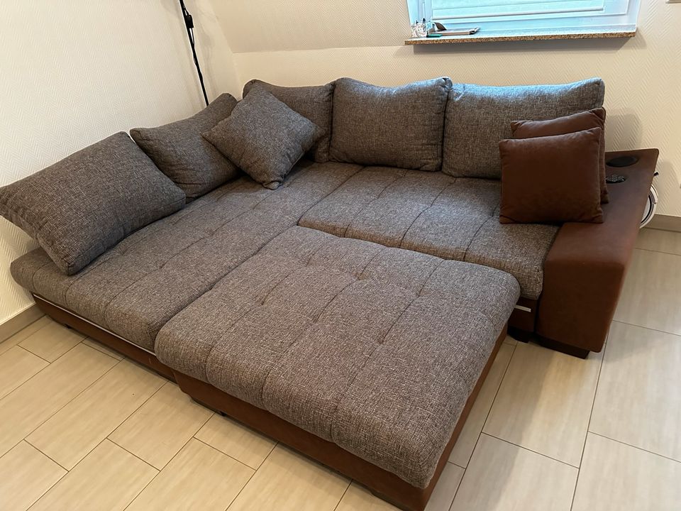 Couch mit LED/Bluetooth Funktion (Defekt) in Köthen (Anhalt)