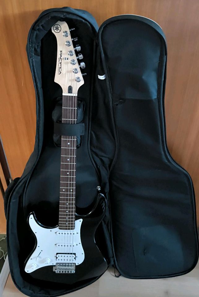 E-Gitarre Yamaha Pacifica 112JL für Linkshänder in Esslingen