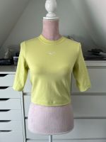 Nike Crop Top T-Shirt mit halbarm Größe M gelb Nordrhein-Westfalen - Altena Vorschau