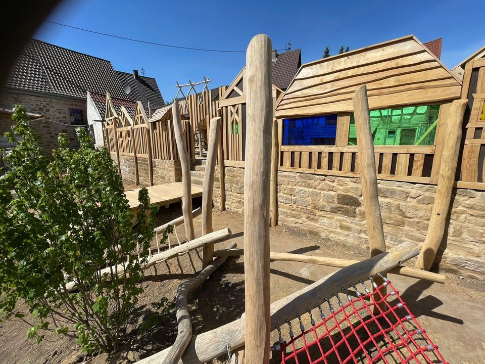 Spielplatz, Naturspielplatz,Findlinge, Klettersteine, Nestschaukel, Schaukel, Rutsche, Klettern, Kinder, Kindergärten, Schulen, Private- und öffentliche Spielplätze, Robinie in Uhingen