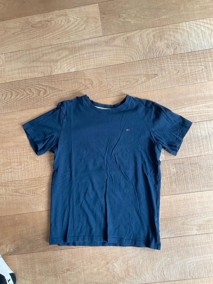 Tommy Hilfiger Tshirt Kinder Jungen Größe 152-164 in Wenzenbach