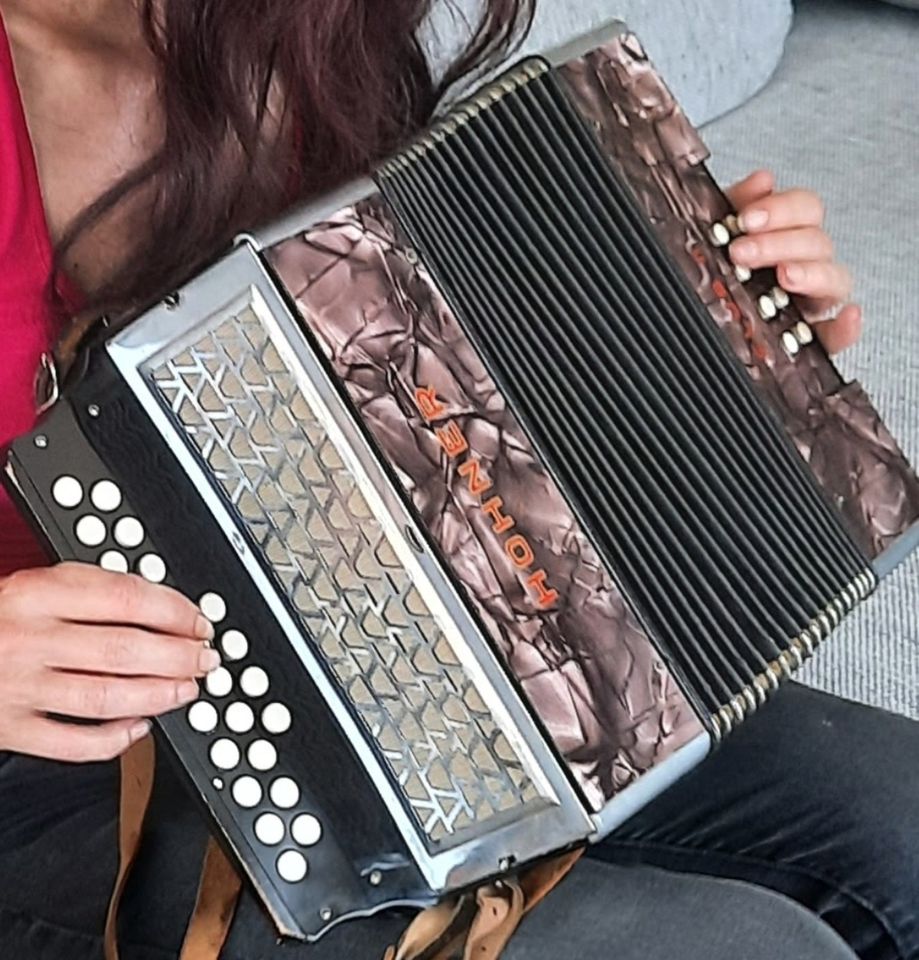 HOHNER Tasten-Akkordeon in Tiefenbach Kr Passau