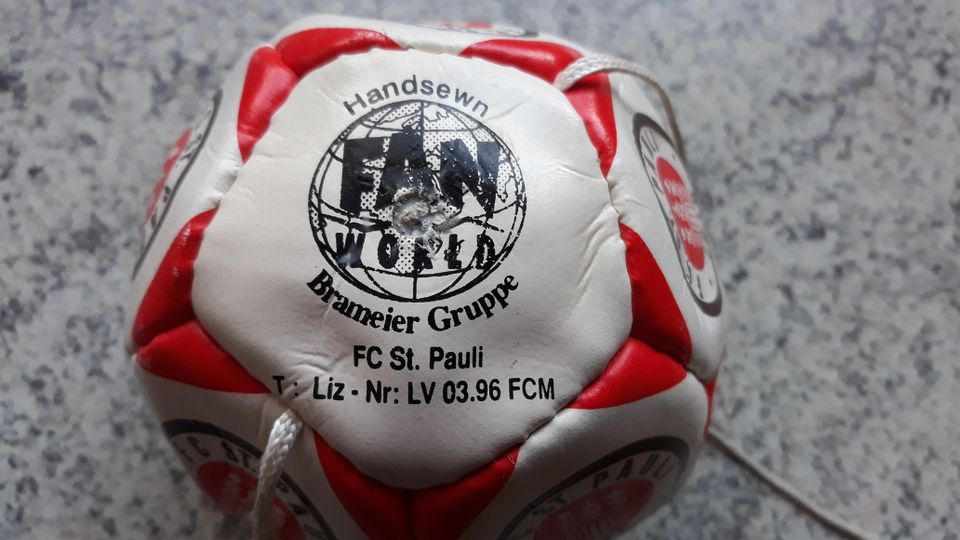 Älterer FC St Pauli Mini Ball mit Vereinslogos, ca. 12 cmD in Norderstedt