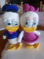 "Donald Duck und Daisy" handgestrickt NEU Baden-Württemberg - Weissach Vorschau