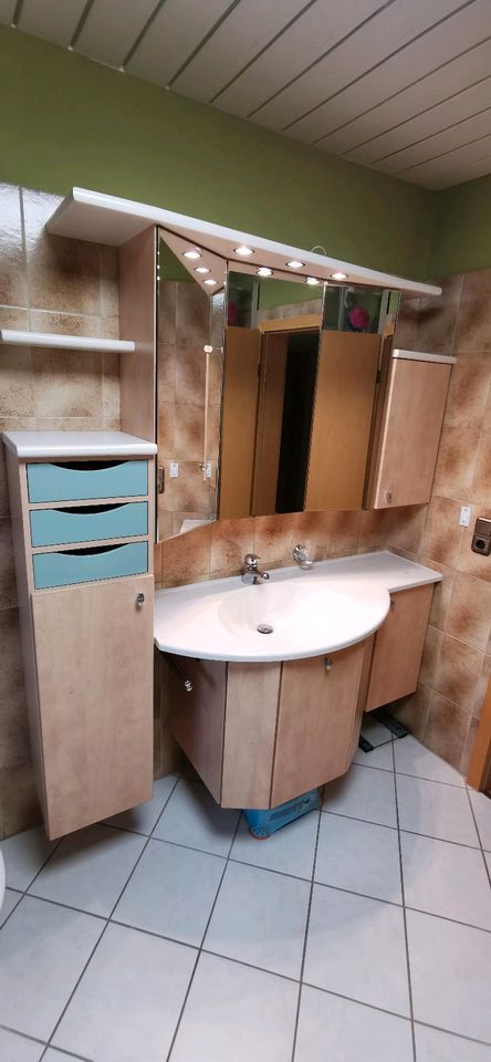 Badezimmer Möbel und Waschbecken in Buseck