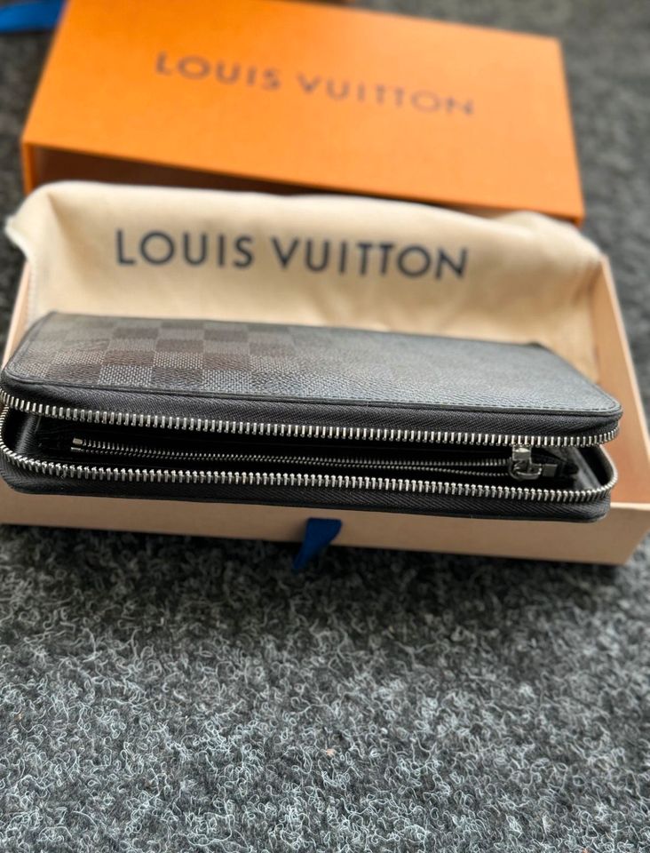 Louis Vuitton Zippy Vertical Geldbörse in Worms