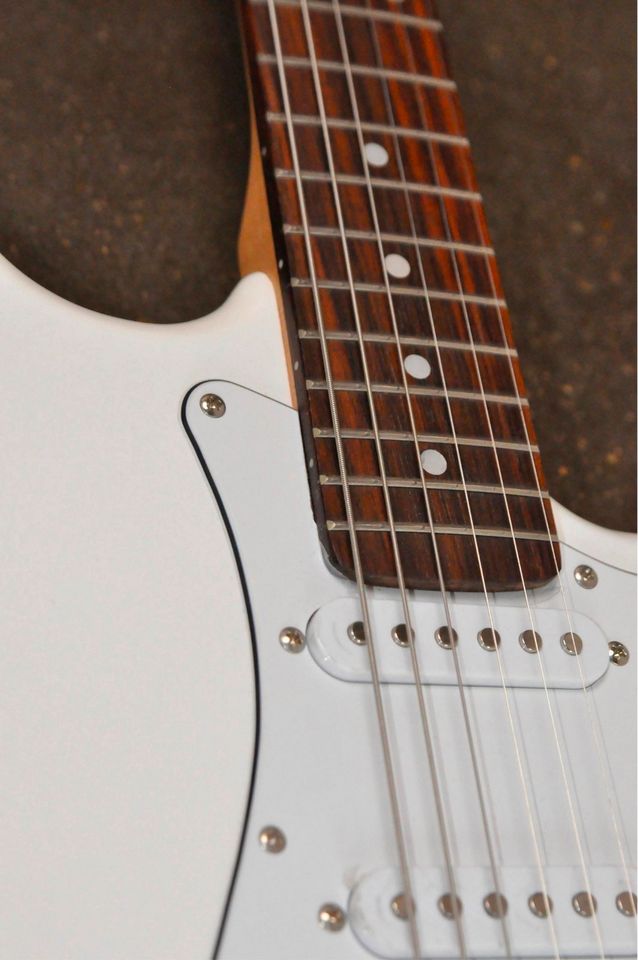 E-Gitarre Stratocaster Olympic white, Rosewood, .. neu! in Fürth