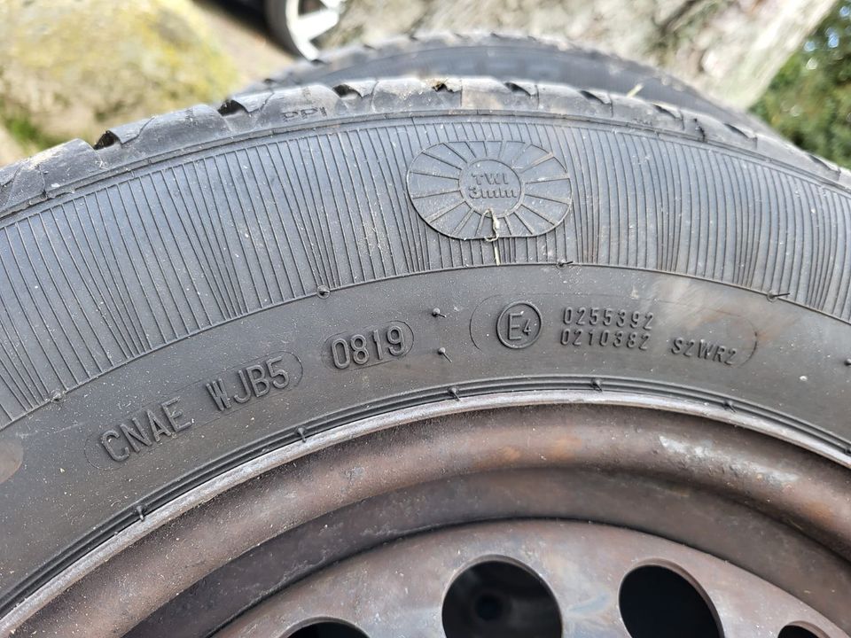 4 Sommerreifen auf Stahlfelgen, 195/65 R15 V, hergestellt 08/19 in Gnutz