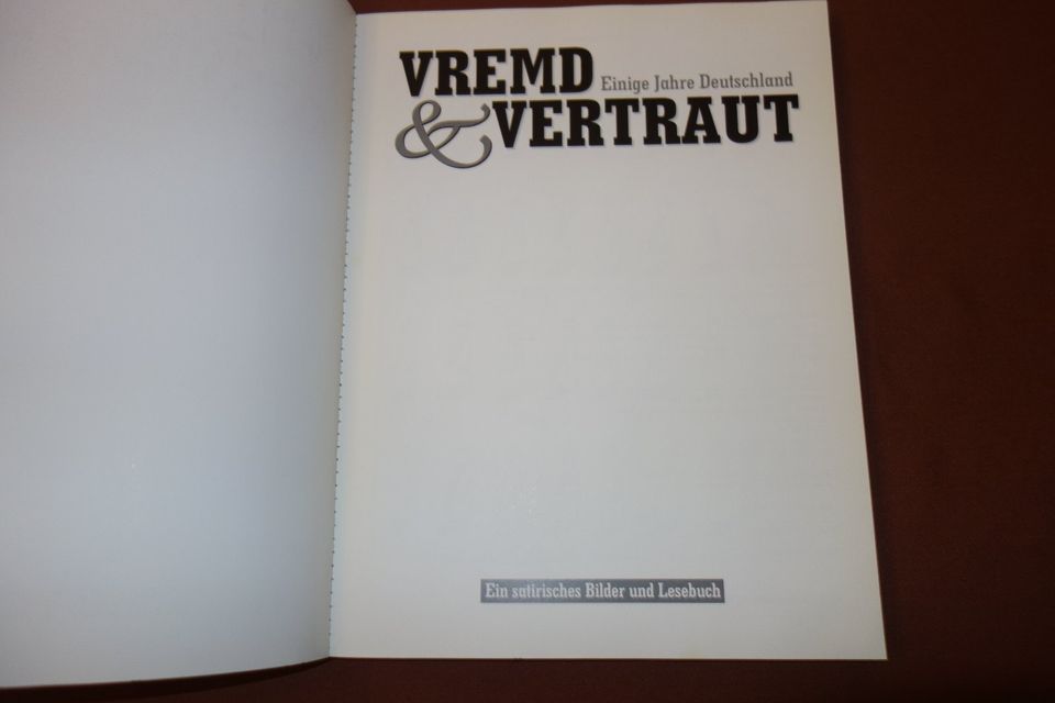 "VREMD & VERTRAUT", satirisches Bilder und Lesebuch in Berlin