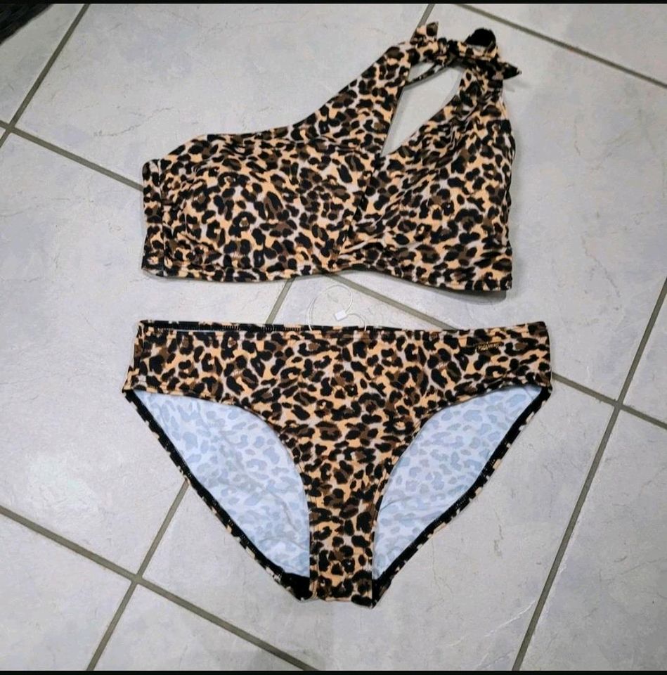 Bustier Bikini Bruno Banani Gr. 40C Asymmetrischer Schnitt in Geilenkirchen