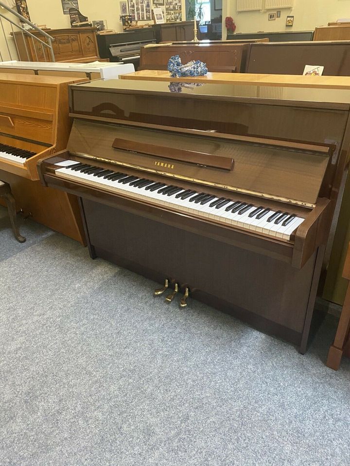 Klavier Yamaha 108, Mahagoni Poliert in Oberthulba