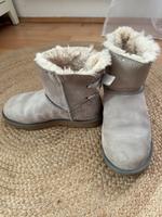 UGG Boots hellgrau Schleife und Stickerei Bayern - Altmannstein Vorschau