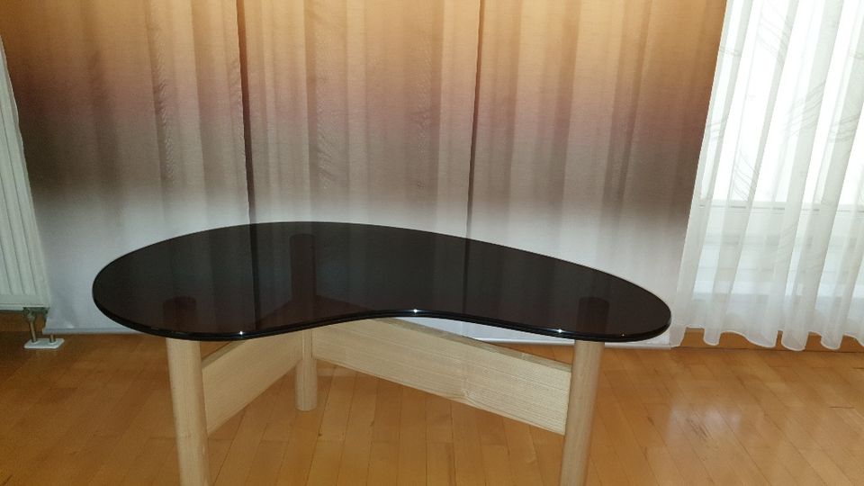 Couchtisch Nierenform, Rauchglas und Holzgestell, ca. 110 x 65 cm in Berlin