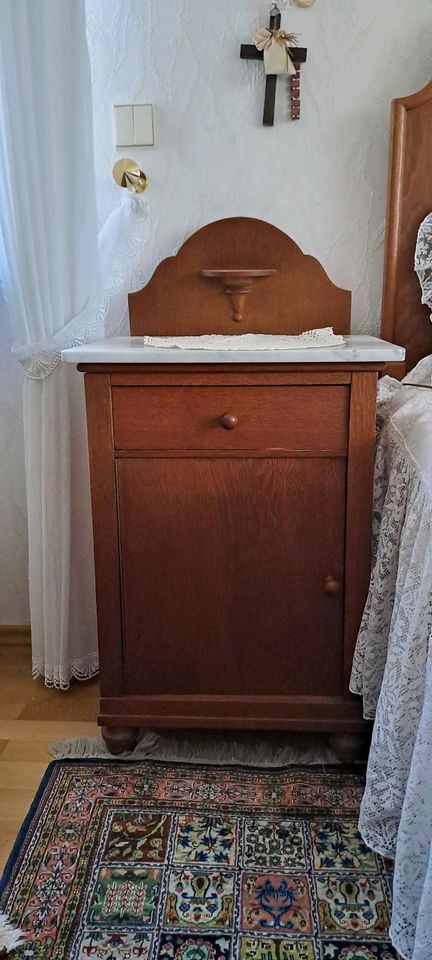 Schlafzimmer Vintage, Bett,Schrank zwei Nachttische in Hambrücken