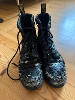Dr Martens Boots Pailetten Rarität schwarz Silber Größe 40 München - Schwanthalerhöhe Vorschau