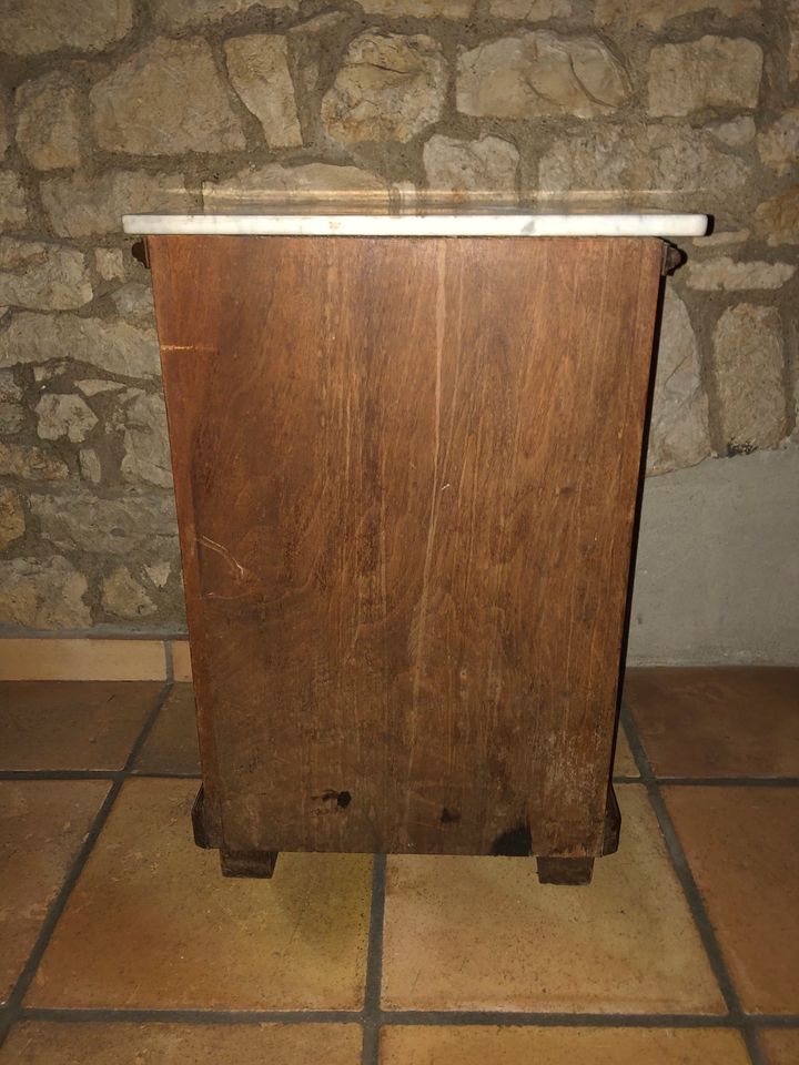 Antiker Nachttisch Massivholz mit weiser Marmorplatte in Essenheim