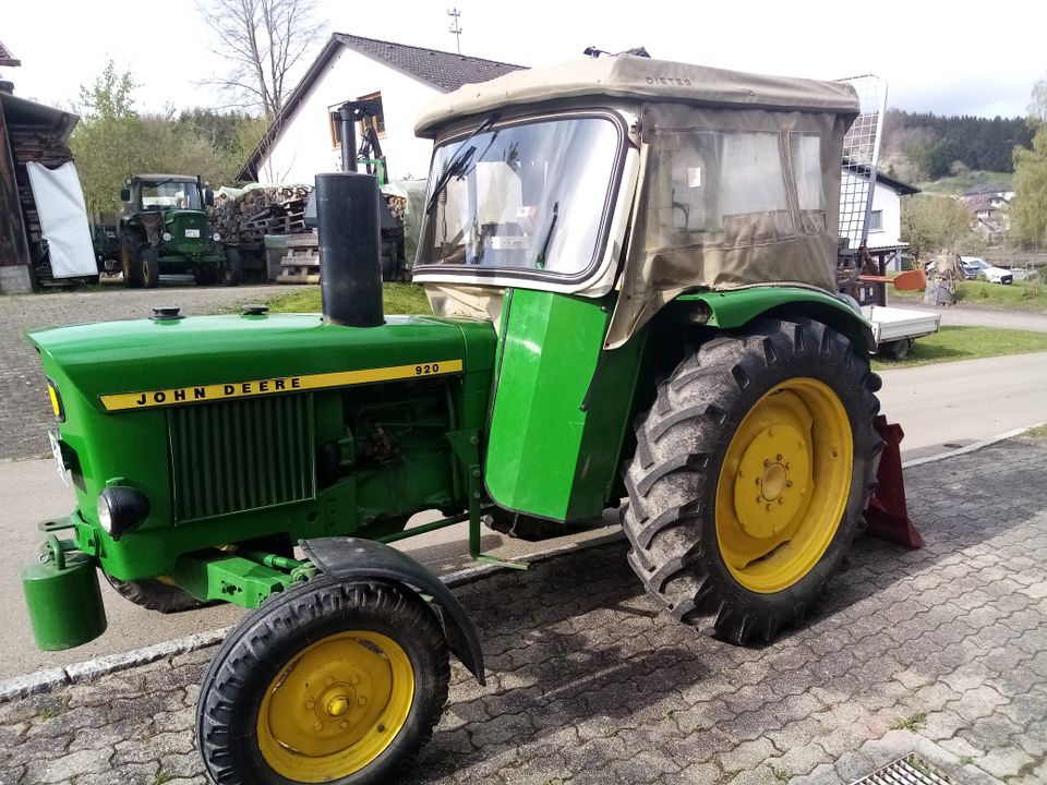 Traktor John Deere in Zimmern unter der Burg