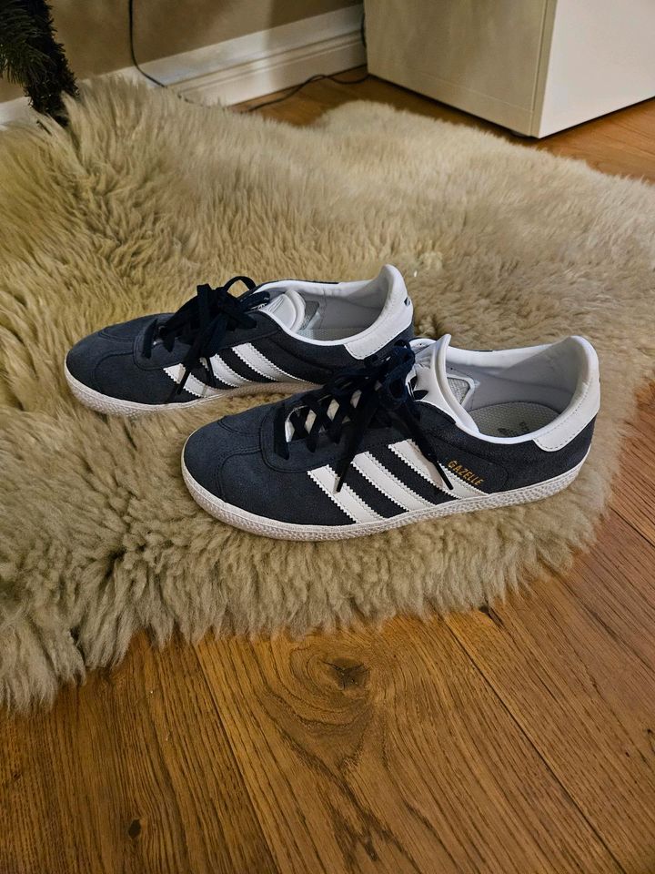 Adidas Gazelle Sneaker, dunkel blau, Gr. 38, wie neu in Burgdorf