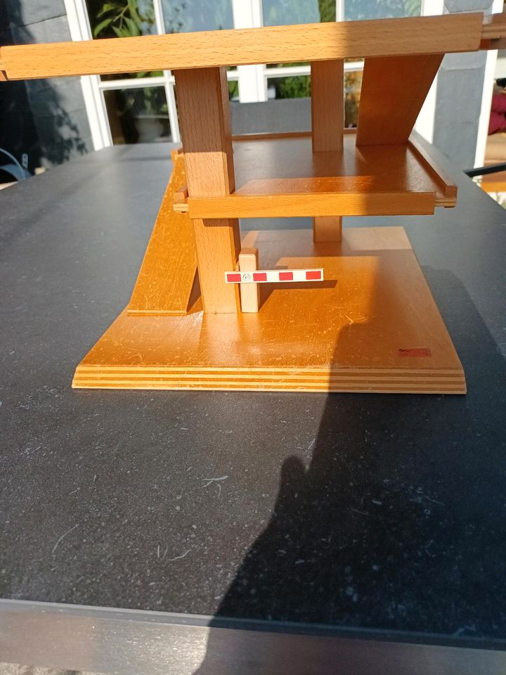 Beck Holzspielzeug Parkhaus mit Aufzug - Manufactum in Velbert