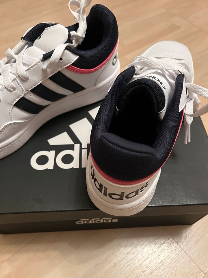 Adidas Hoops 3.0 Größe 42 in der OVP in Woltersdorf