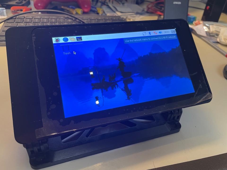 Raspberry Pi 3B mit 7" Touch Display und SmartPi Touch Gehäuse in Grünwald