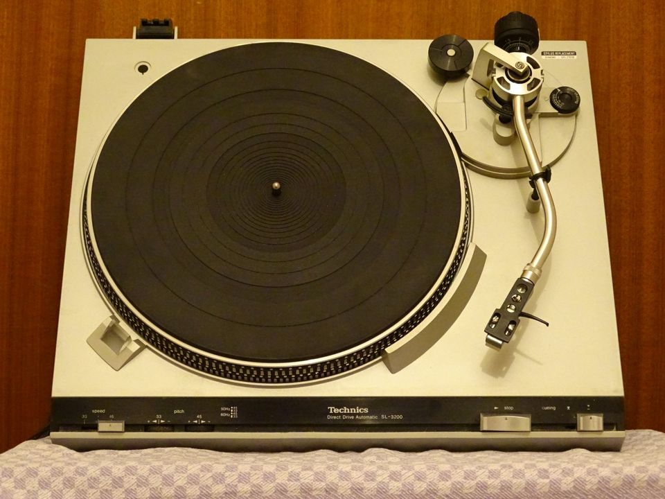 Technics SL-3200 Plattenspieler in Wiesbaden