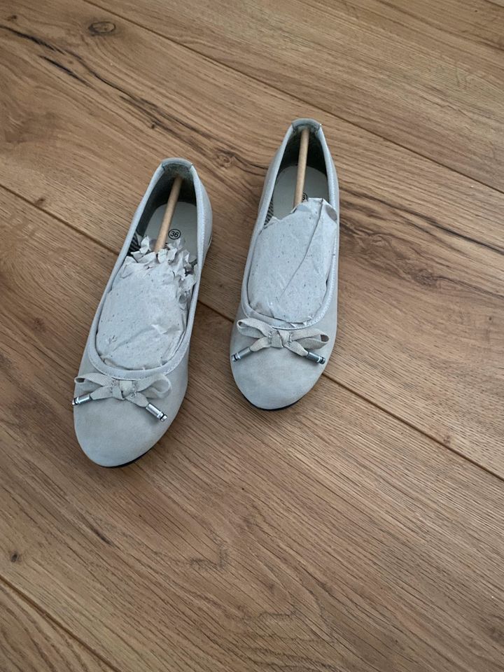 Ballerinas grau / taupe Gr. 36 neuwertig in Weilmünster