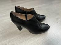 Elegante Unisa Hochfrontpumps, Größe 39, Schwarz, Absatz 8cm Hessen - Fränkisch-Crumbach Vorschau
