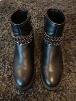Bikerstiefelette schwarz mit silbernen Ketten Gr. 36 even&odd Hessen - Riedstadt Vorschau