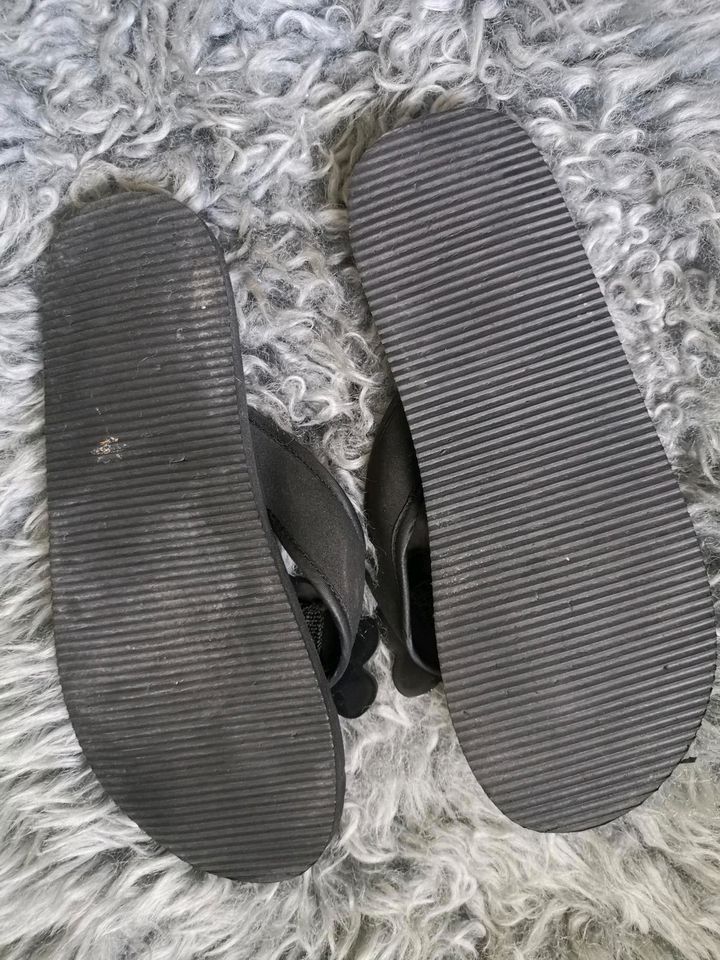 Schwarze FlipFlops mit einer Blume Gr. 37 in Bad Mergentheim