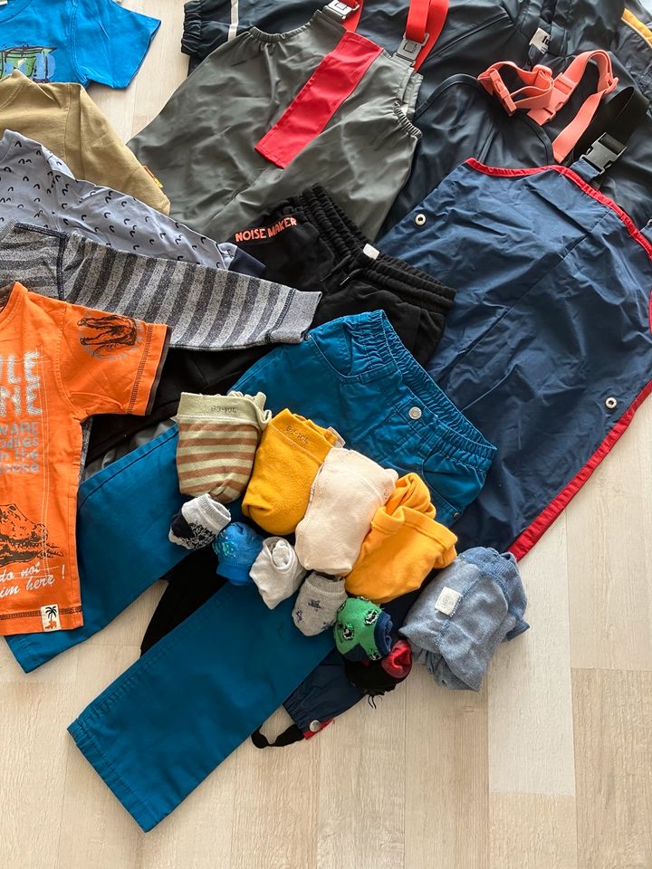 29-teiliges Kleiderpaket Jungen Gr. 98/104 in Munster