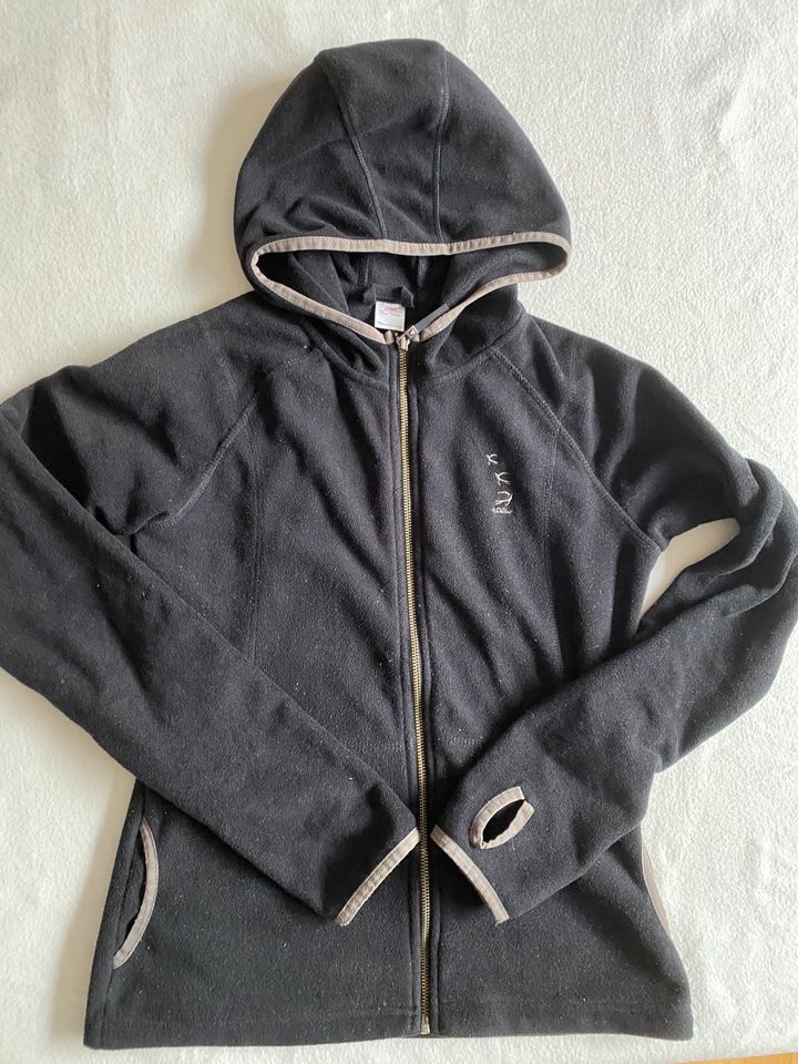 Esprit Fleece schwarz Gr. 176 in Seelze