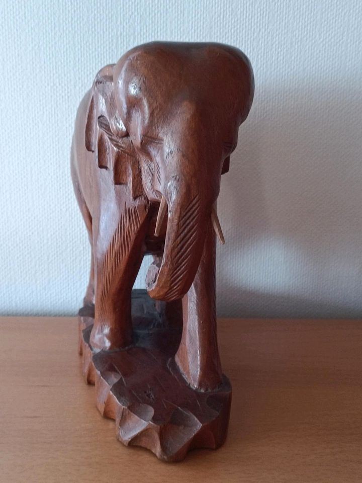 Elefant handgeschnitzt in Waldbrunn