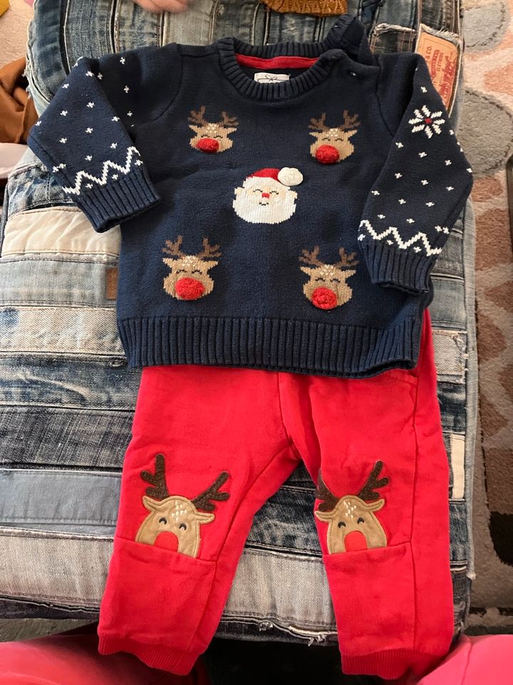 Weihnachts Pullover dunkelblau und Hose rot Rentier in Kaarst