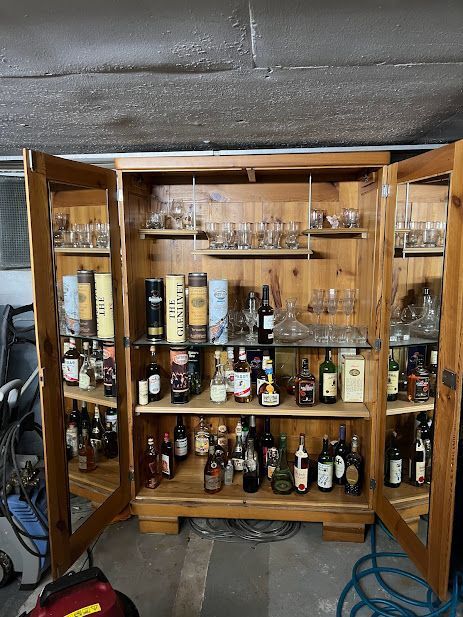 Whiskyschrank -Barschrank  handbemalte Whiskyläbel led Beleuchtun in Schlüchtern