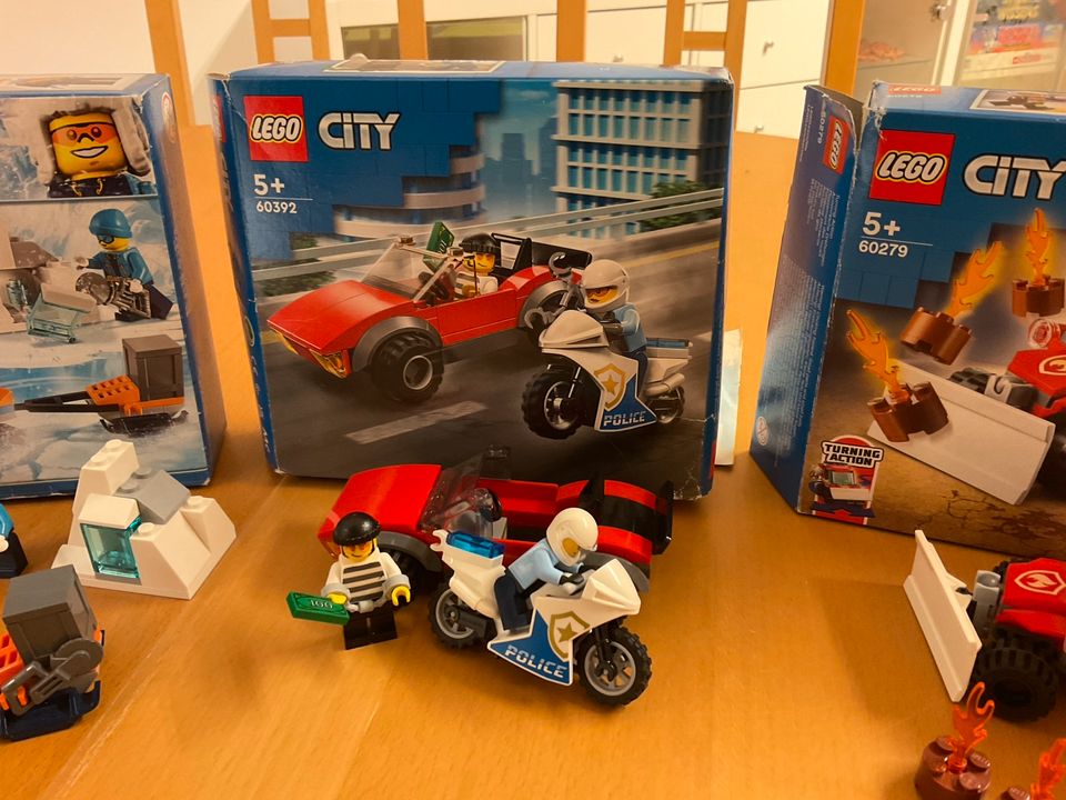 Lego 60191 60392 Playmobil 70910 Polizei Feuerwehr in Benningen