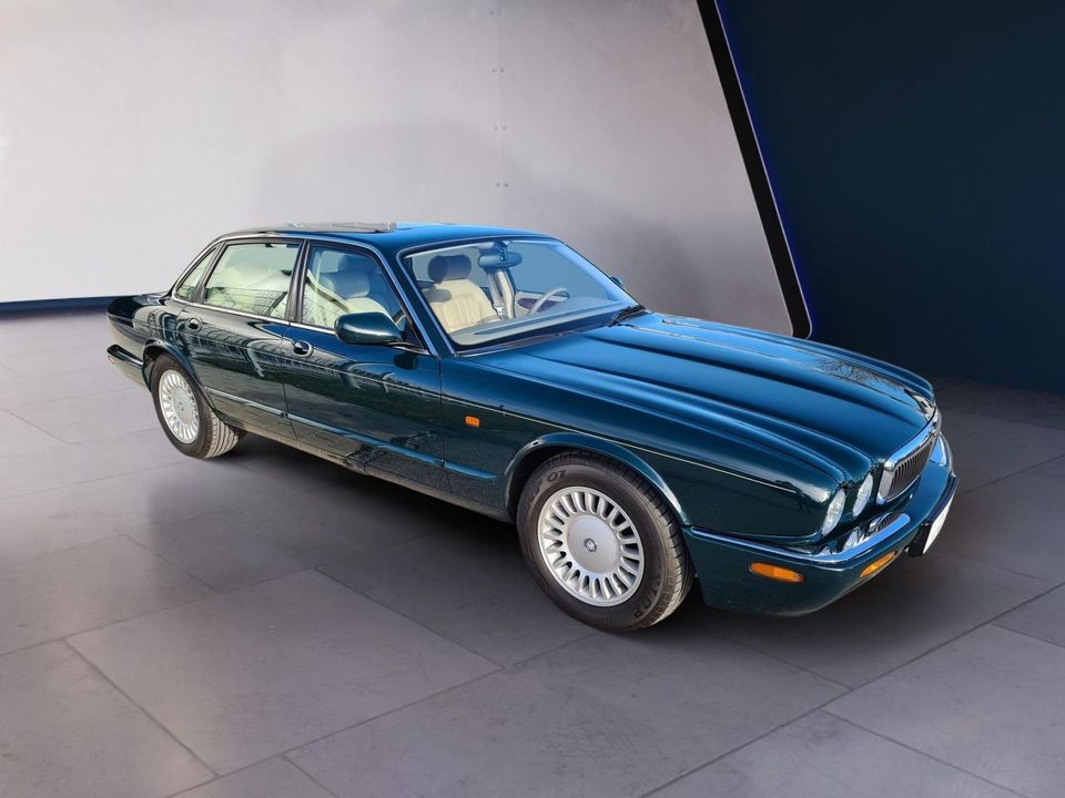 Jaguar XJ XJ8 3,2 Executive 1 Hand 174 kW (237 PS), ... in Marktl