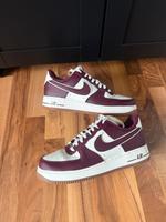 Nike Air Force 1 Low College Pack Sneaker / weiß-weinrot / Gr. 44 Hessen - Schauenburg Vorschau