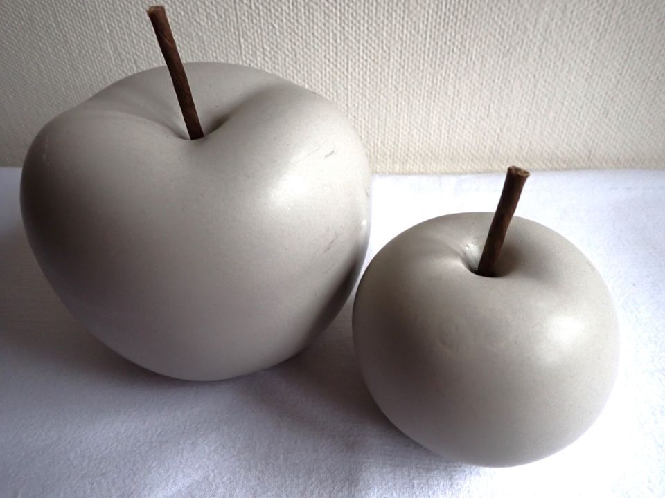 2 graue Deko Objekte Apfel Äpfel Stiel Tisch Dekoration Keramik in Geldern
