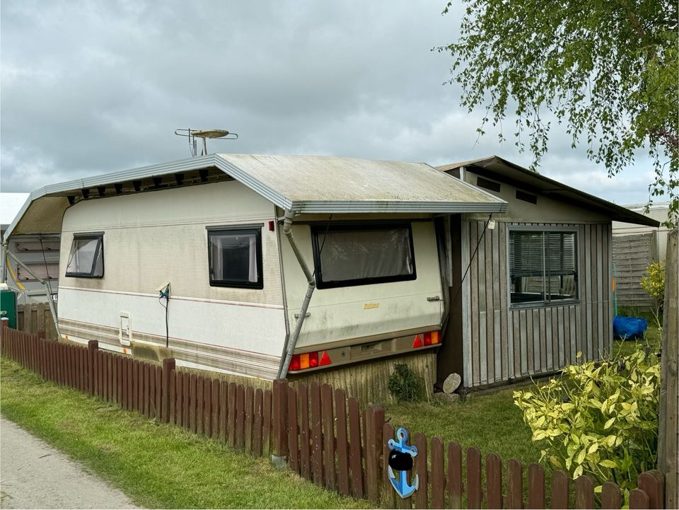 Wohnwagen auf Campingplatz an der Wurster Nordseeküste in Burgdorf