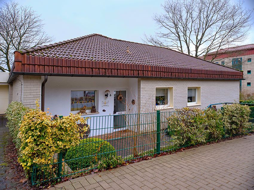 Gepflegtes Einfamilienhaus Walmdach-Bungalow am Stadtrand in Bad Driburg