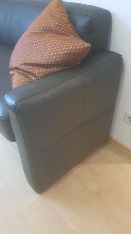 Kleine Couch aus hochwertigen echtem Leder in Düsseldorf