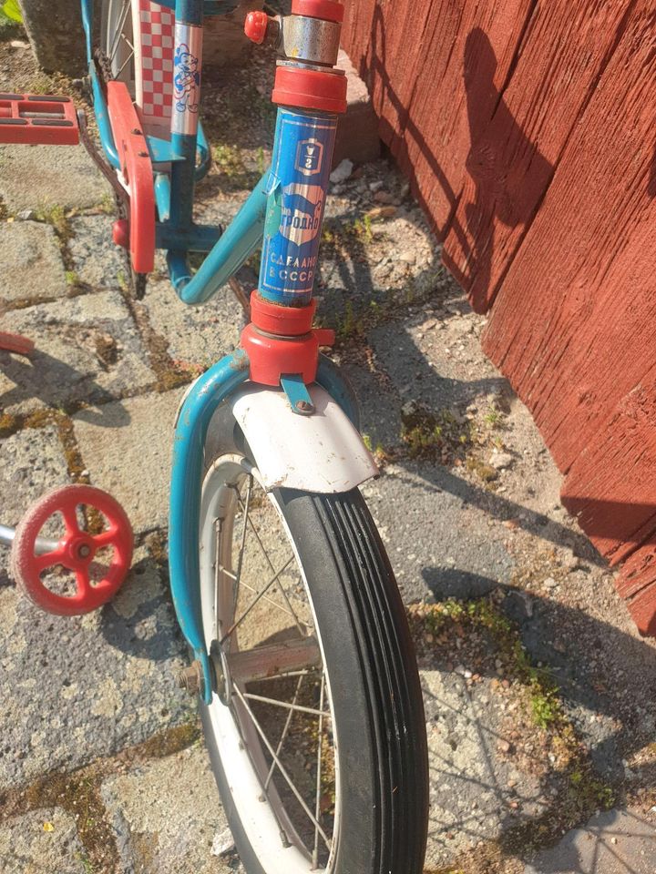 Kinderfahrrad 12 Zoll Hartgummireifen, Bonanza Lenker, Stützräder in Eisleben