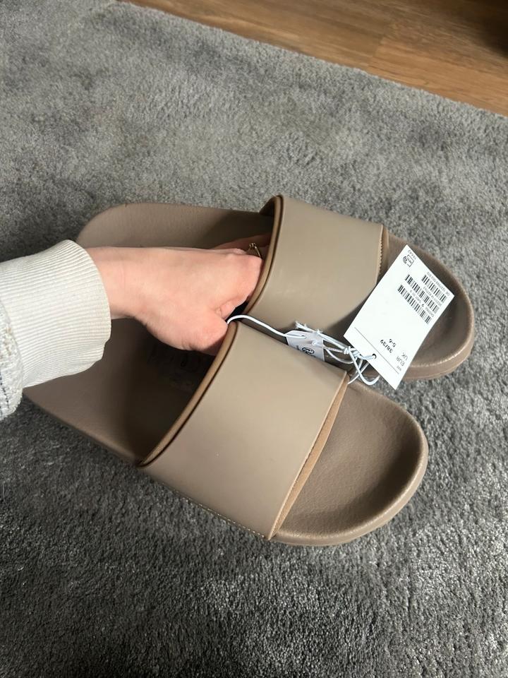 Bedruckte Badesandalen Badelatschen H&M Beige H&M NEU 38-39 in Berlin