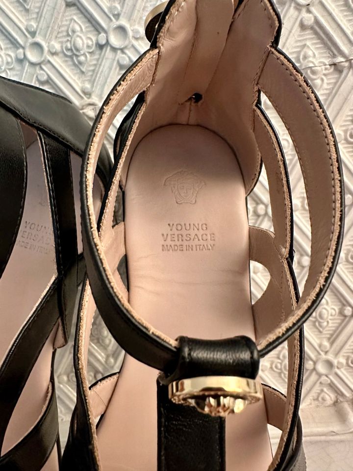 Versace Young Versace Sandalen Größe 40 in Übersee