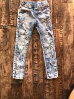 coole Jeans von Niebieski Gr. 116/122 mit Blumen Nordrhein-Westfalen - Langenfeld Vorschau