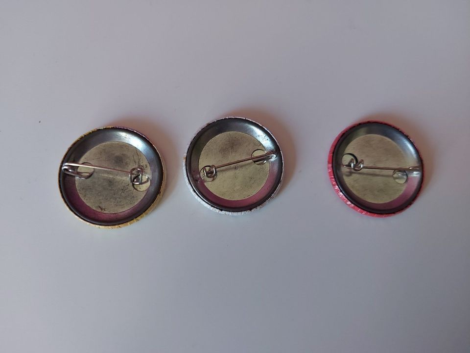 4 Stück, Anstecker, Buttons, Pins in Taunusstein