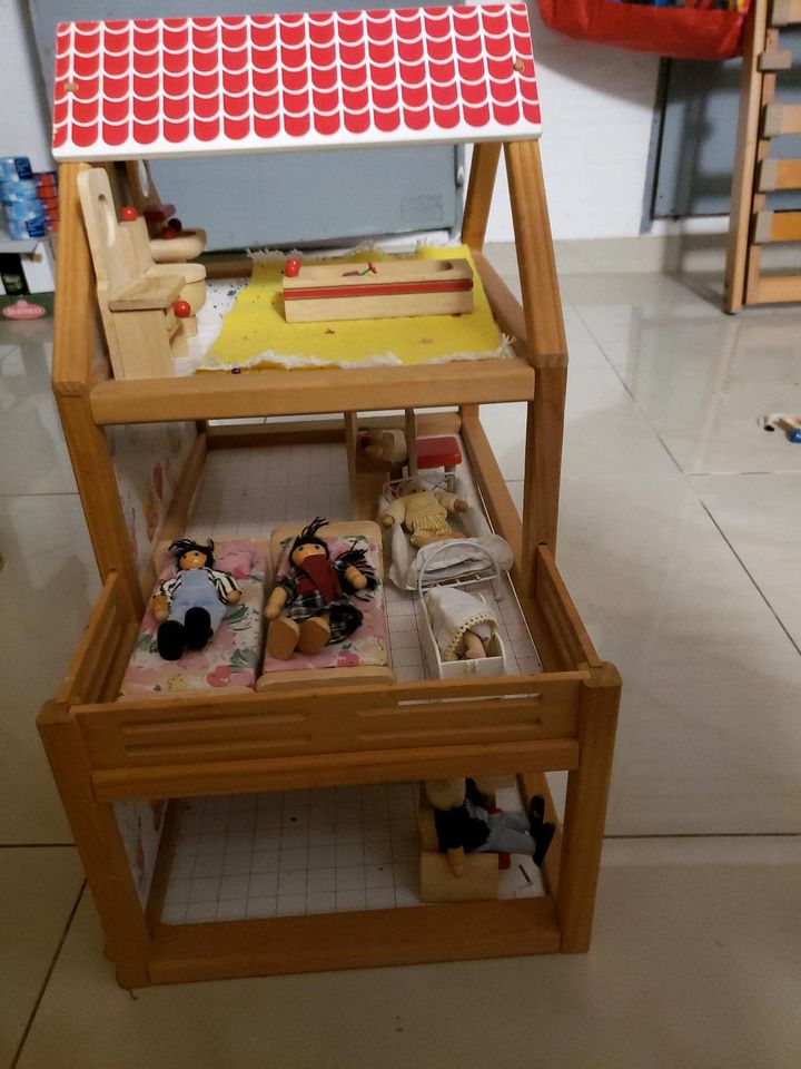 Puppenhaus aus Holz mit Möbel und Figuren in Bendestorf